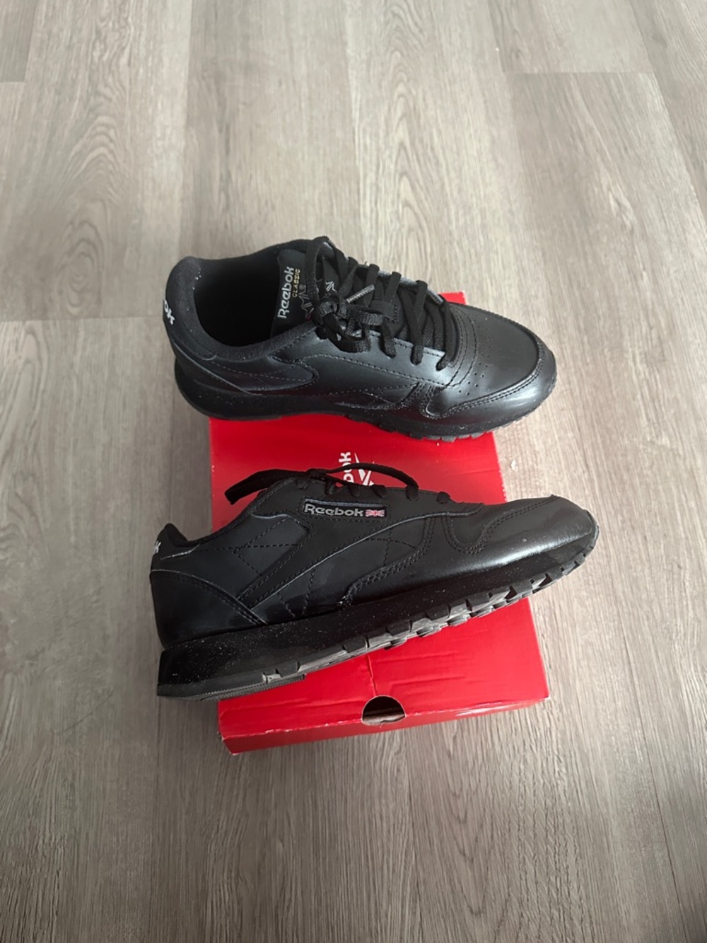 Reebok Men's Black Leather Sneakers with Subtle Branding - Picture 4 of 6